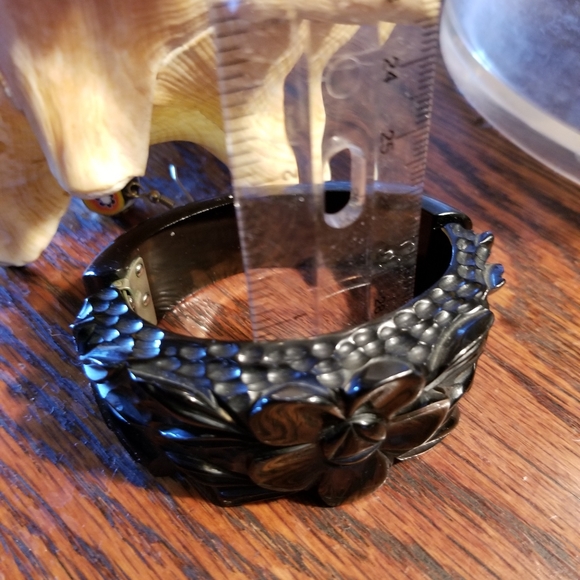 Vtg Black carved BAKELITE chunky clamper - Picture 7 of 9